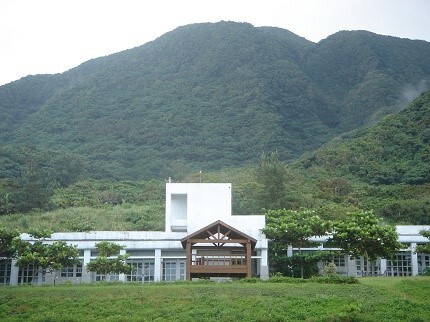 校舍以白色的建築為主，從操場向上仰望，綠色的草坡矗立了原木建造的涼亭，將傳統的建築展現不同的風情。